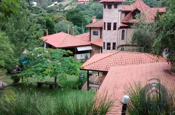 Elegância Rústica: Linda Casa com Amplo Terreno de 3.800 m²