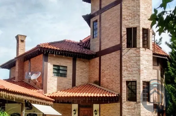 Elegância Rústica: Linda Casa com Amplo Terreno de 3.800 m²