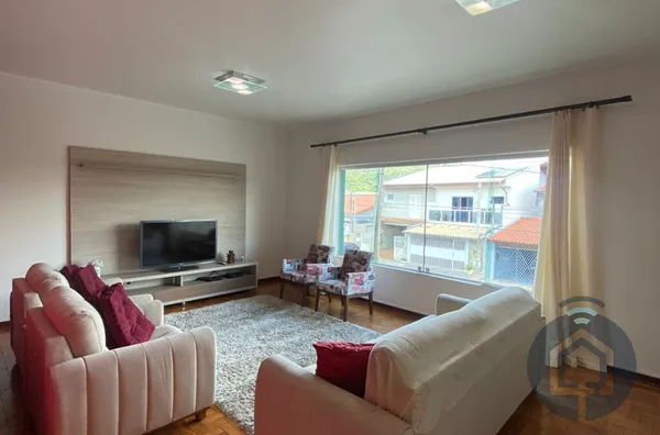 Espaço e Conforto em São Roque: Casa de 3 Quartos com Edícula no Jardim Brasil