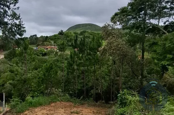 Terreno Exclusivo em Mailasque – 2.500 m² com Frente para o Lago