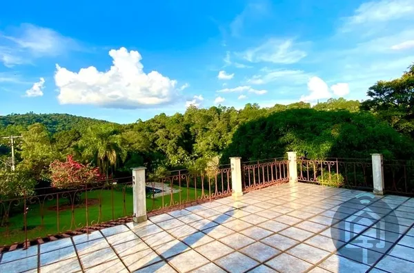Refúgio Perfeito em São Roque: Ampla Casa com Piscina e Vista Deslumbrante