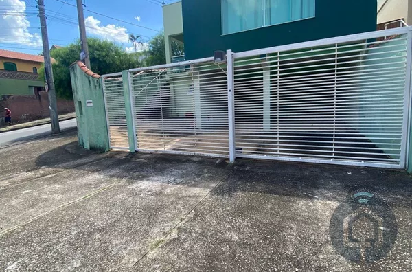 Espaço e Conforto em São Roque: Casa de 3 Quartos com Edícula no Jardim Brasil