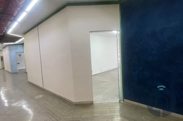 Sala comercial no centro de São Roque 