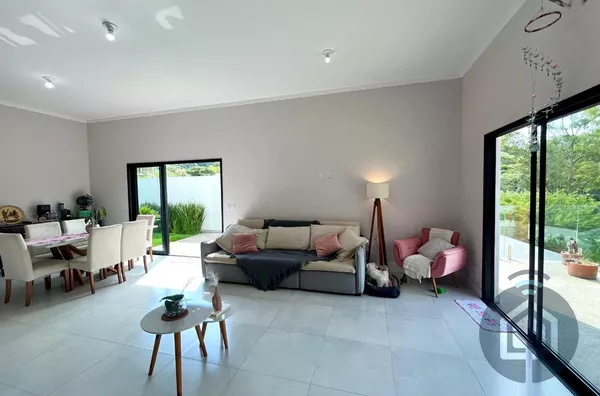 Casa de alto padrão em condomínio fechado 