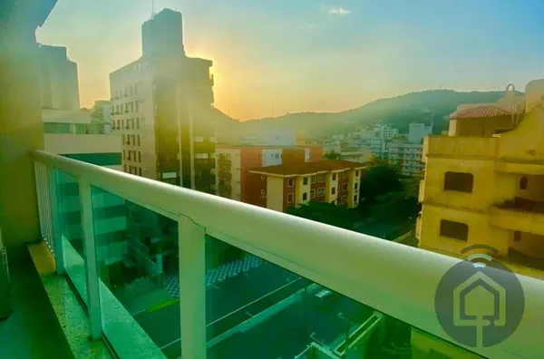 Viva Perto do Mar – Apartamento Espaçoso com 2 Vagas na Enseada, Guarujá!