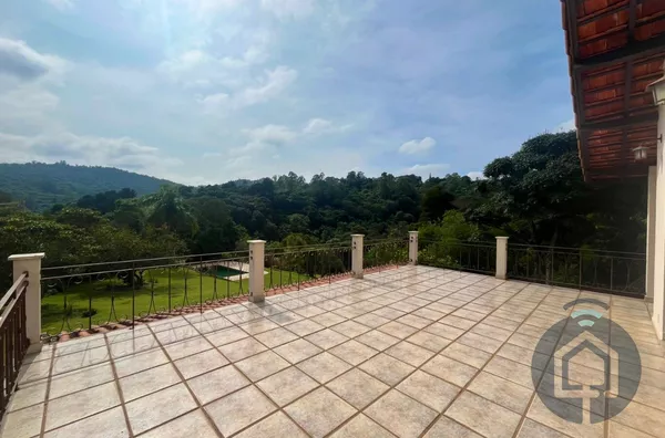 Refúgio Perfeito em São Roque: Ampla Casa com Piscina e Vista Deslumbrante