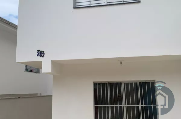 Encantador sobrado com 3 dormitórios, suíte e quintal espaçoso! - Foto 1