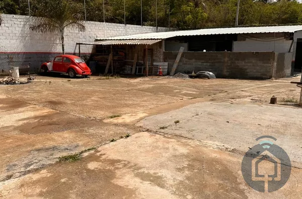 Galpão completo com pé-direito alto, mezaninos e amplo estacionamento!