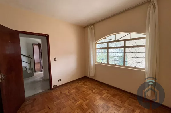 Invista ou Transforme: Imóvel com Excelente Localização e Espaço