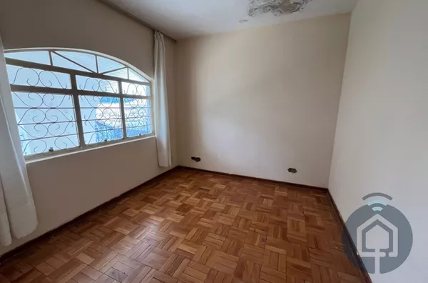 Invista ou Transforme: Imóvel com Excelente Localização e Espaço