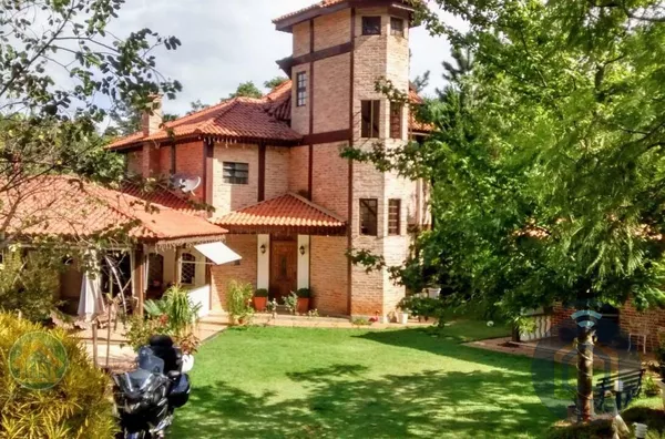 Elegância Rústica: Linda Casa com Amplo Terreno de 3.800 m²