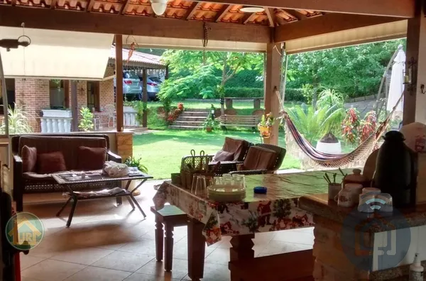 Elegância Rústica: Linda Casa com Amplo Terreno de 3.800 m²