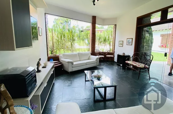 Casa Térrea de Alto Padrão em Condomínio Fechado – São Roque!