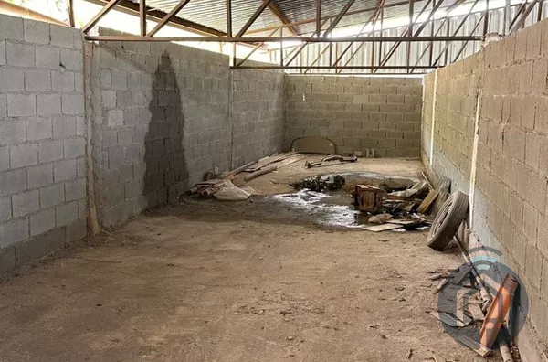 Galpão completo com pé-direito alto, mezaninos e amplo estacionamento!