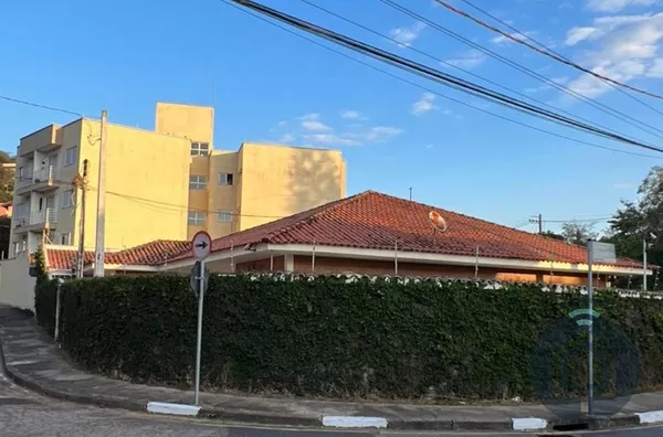 Casa à Venda - 4 Quartos em São Roque