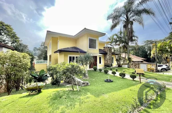 Procurando um lar espaçoso e acolhedor para sua família? Venha conhecer esta linda propriedade no bairro Transurb, em Itapevi!