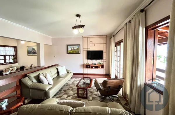 Aconchego e Versatilidade em uma Residência Completa no Jardim Flórida