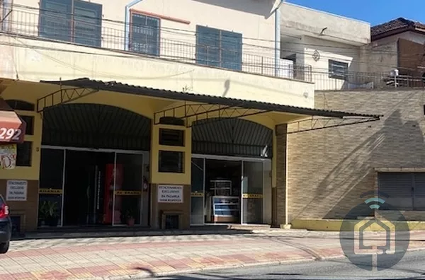 Espaço comercial com estacionamento 