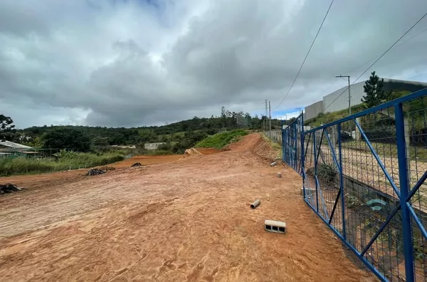 Galpão para Aluguel em Santana de Parnaíba - Localização Privilegiada de Frente para a Castelo Branco