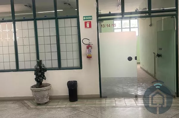 Sala comercial no centro de São Roque 