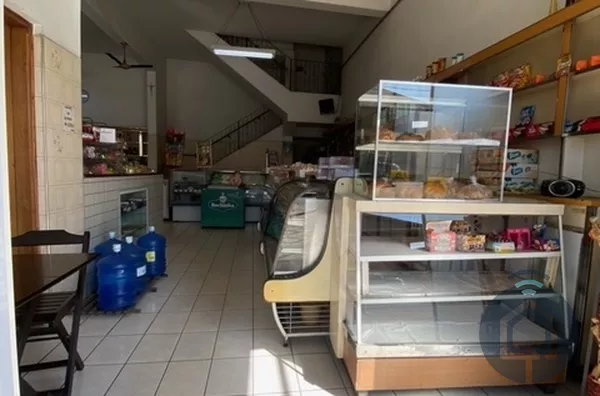 Espaço comercial com estacionamento 