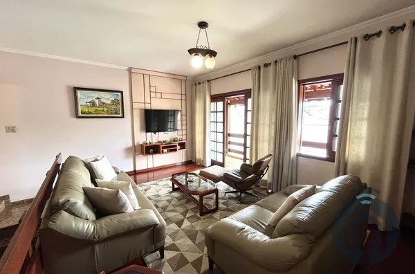 Aconchego e Versatilidade em uma Residência Completa no Jardim Flórida