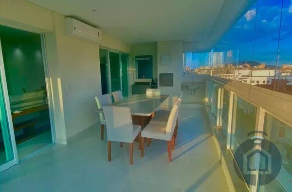 Viva Perto do Mar – Apartamento Espaçoso com 2 Vagas na Enseada, Guarujá!