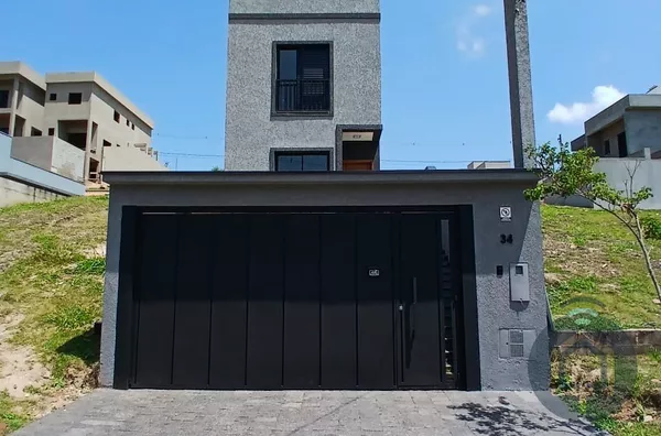 Maravilhosa Casa com Piscina à Venda no Condomínio Nova Jaguari – Santana de Parnaíba