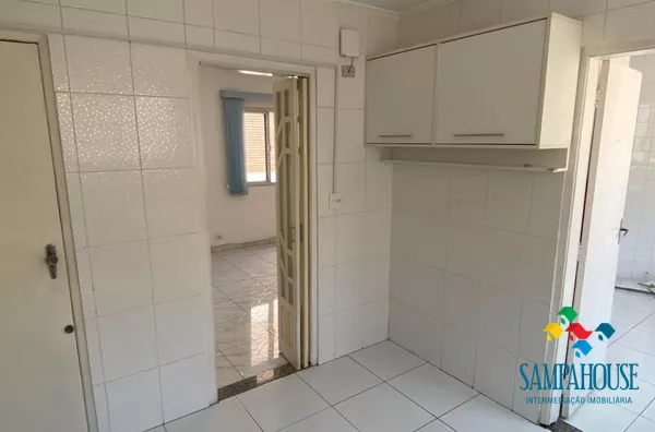 Apartamento reformado, silencioso, muita luz natural. Armários planejados, porcelanato, bem ventilado, 2 dormitórios amplos! - Foto 5