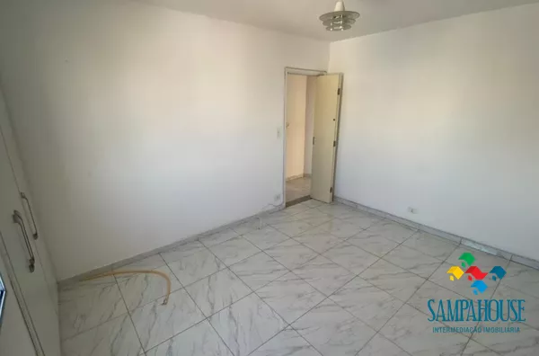 Apartamento reformado, silencioso, muita luz natural. Armários planejados, porcelanato, bem ventilado, 2 dormitórios amplos! - Foto 3