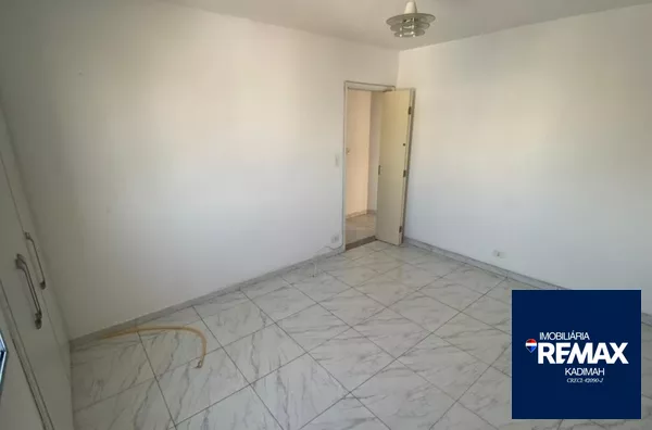 Apartamento reformado, silencioso, muita luz natural. Armários planejados, porcelanato, bem ventilado, 2 dormitórios amplos!