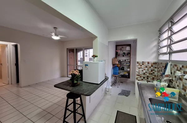 1 dormitório, 1 banheiro, 1 vaga de garagem, encontra-se mobiliado, localizado em condomínio, com churrasqueira e serviço de praia. - Foto 4