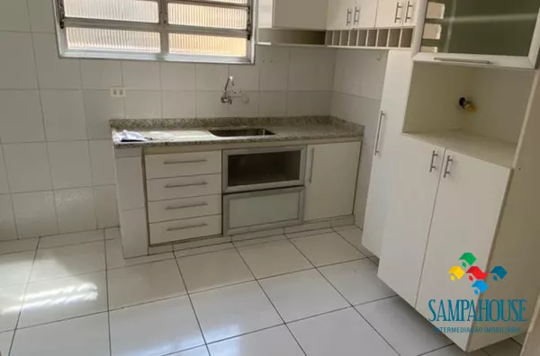 Apartamento reformado, silencioso, muita luz natural. Armários planejados, porcelanato, bem ventilado, 2 dormitórios amplos! - Foto 6