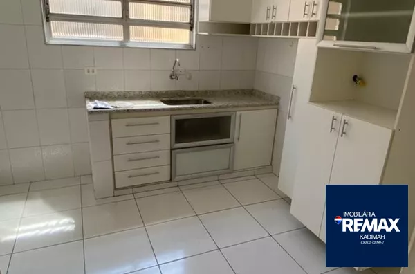 Apartamento reformado, silencioso, muita luz natural. Armários planejados, porcelanato, bem ventilado, 2 dormitórios amplos! - Foto 6