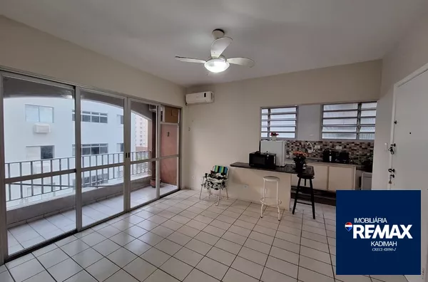 1 dormitório, 1 banheiro, 1 vaga de garagem, encontra-se mobiliado, localizado em condomínio, com churrasqueira e serviço de praia.