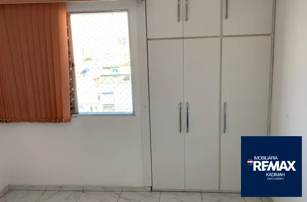 Apartamento reformado, silencioso, muita luz natural. Armários planejados, porcelanato, bem ventilado, 2 dormitórios amplos! - Foto 14