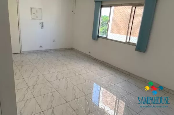 Apartamento reformado, silencioso, muita luz natural. Armários planejados, porcelanato, bem ventilado, 2 dormitórios amplos! - Foto 2
