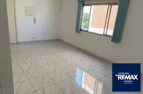 Apartamento reformado, silencioso, muita luz natural. Armários planejados, porcelanato, bem ventilado, 2 dormitórios amplos!