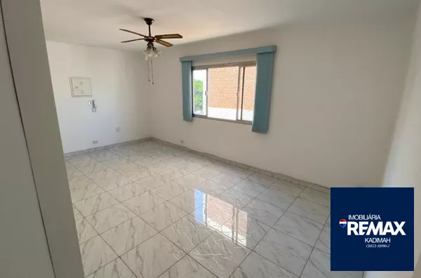 Apartamento reformado, silencioso, muita luz natural. Armários planejados, porcelanato, bem ventilado, 2 dormitórios amplos!