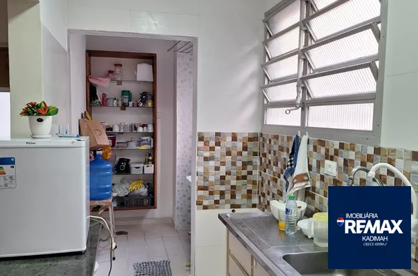 1 dormitório, 1 banheiro, 1 vaga de garagem, encontra-se mobiliado, localizado em condomínio, com churrasqueira e serviço de praia.
