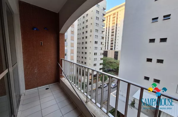 1 dormitório, 1 banheiro, 1 vaga de garagem, encontra-se mobiliado, localizado em condomínio, com churrasqueira e serviço de praia. - Foto 1