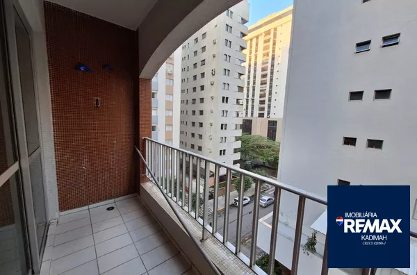 1 dormitório, 1 banheiro, 1 vaga de garagem, encontra-se mobiliado, localizado em condomínio, com churrasqueira e serviço de praia.