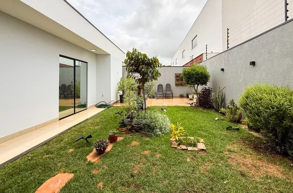 jardim da casa moderna em Maringá com 3 quartos (1 suíte), terreno inteiro no Jardim Munique