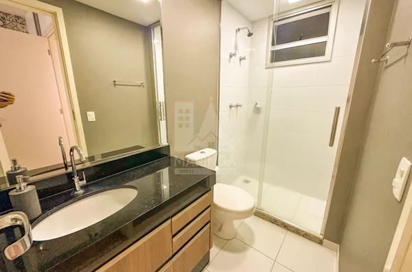 Banheiro suíte do apartamento mobiliado a venda no condomínio Brisas Bella Citta na Zona 08