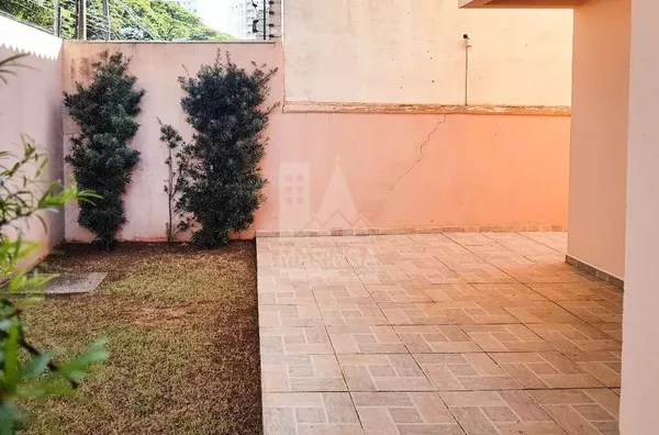 Sobrado amplo venda Maringá, 3 suítes, edícula com churrasqueira, terreno grande,  bem localizado Zona 08