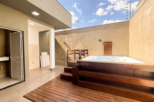 Fundo da casa à venda no Jardim Alvorada com 3 quartos (1 suíte) - Maringá Imóveis