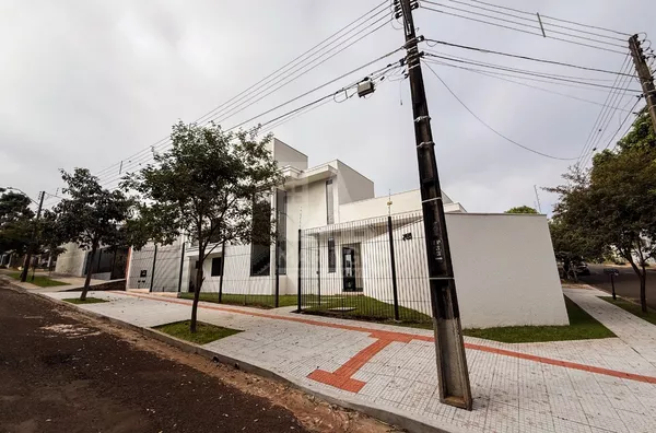 Sobrado de alto padrão de 4 quartos no Jardim Iguaçu em Maringá