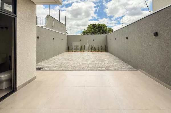 Fundo da casa com 3 quartos (1 suíte) no Jardim Alvorada em Maringá