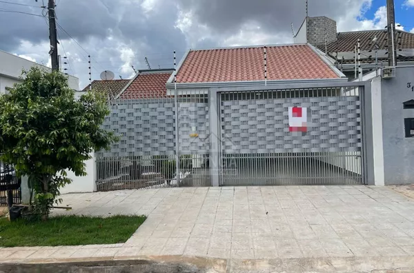 Casa para venda Maringá, 3 quartos, 1 suíte, corredor lateral, área gourmet com churrasqueira, 2 vagas, Jardim Oriental