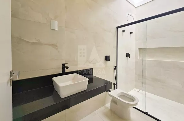 Banheiro da casa com 3 suítes e piscina no Jd. Munique